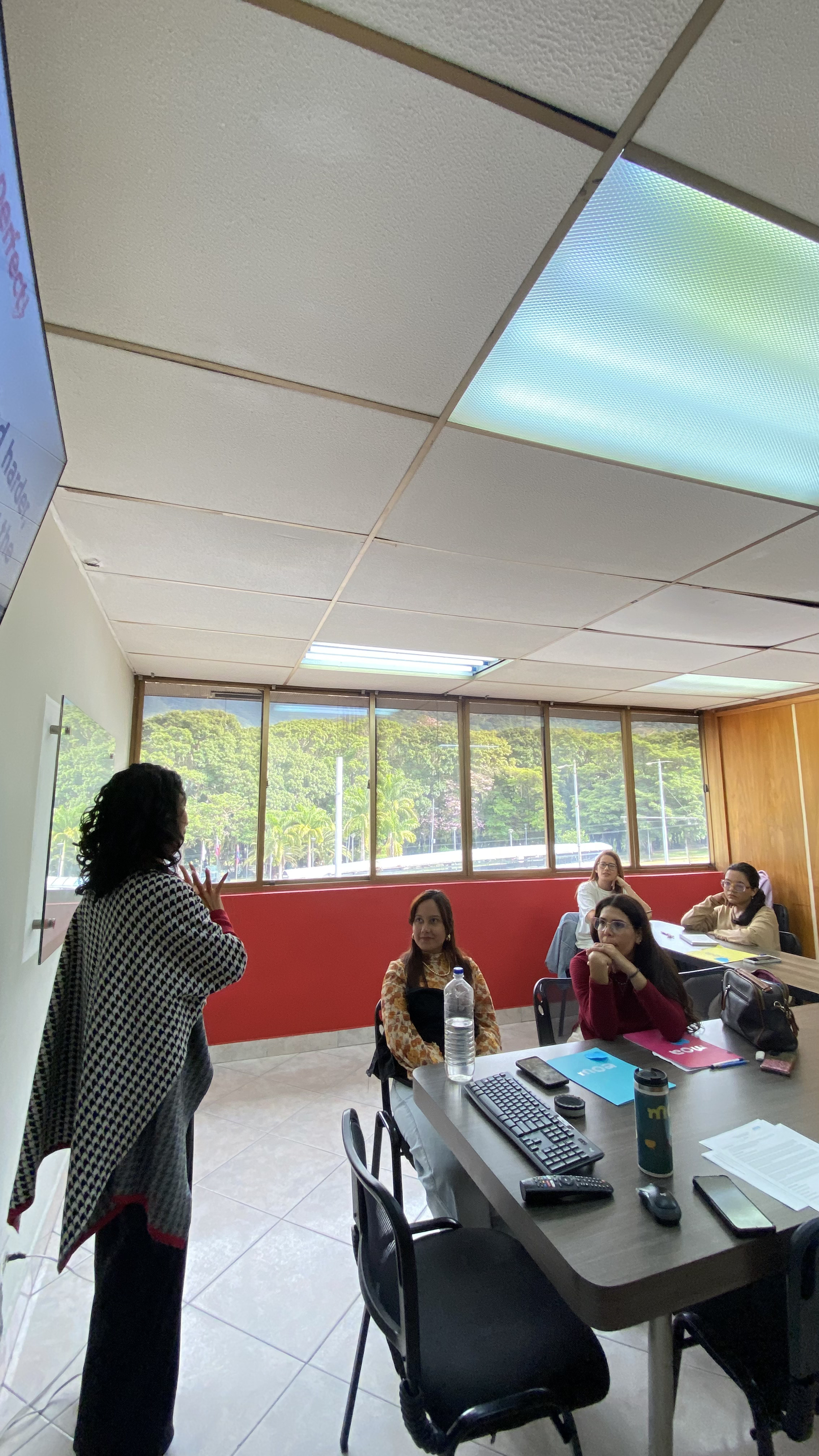 Grupo de estudiantes participando en clase presencial de MOA Academy.